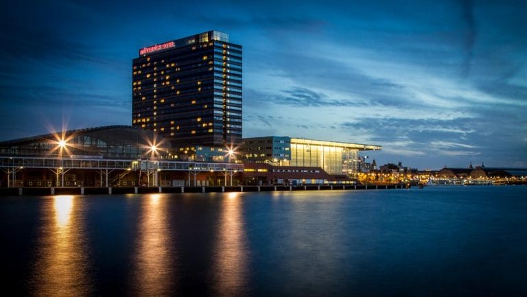 Bijzondere Overnachting Origineel Overnachten Movenpick City Centre Hotel Amsterdam uizicht over Amsterdam1