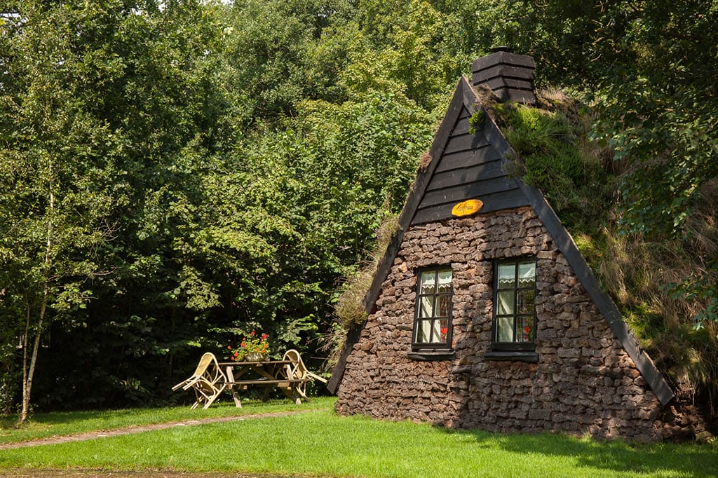 Bijzondere Overnachting Origineel Overnachten Slapen in een plaggenhut en plaggenkeuterij in Drenthe1