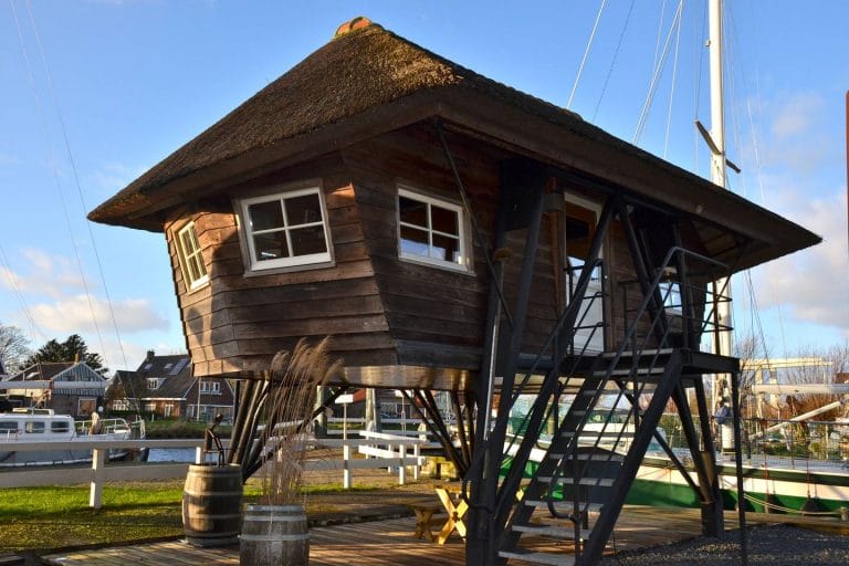 Bijzondere Overnachting Origineel Overnachten Slapen in een voormalige scheepslift in de haven van Warmerhuizen1