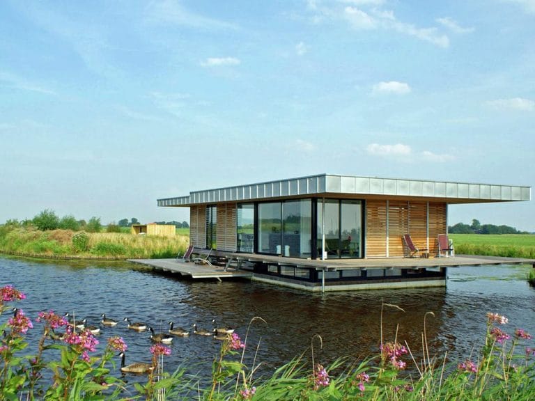 Bijzondere Overnachting Origineel Overnachten Slapen in een watervilla op het water in Friesland1