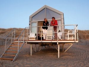 Originele vrijgezellen-overnachting aan de kust