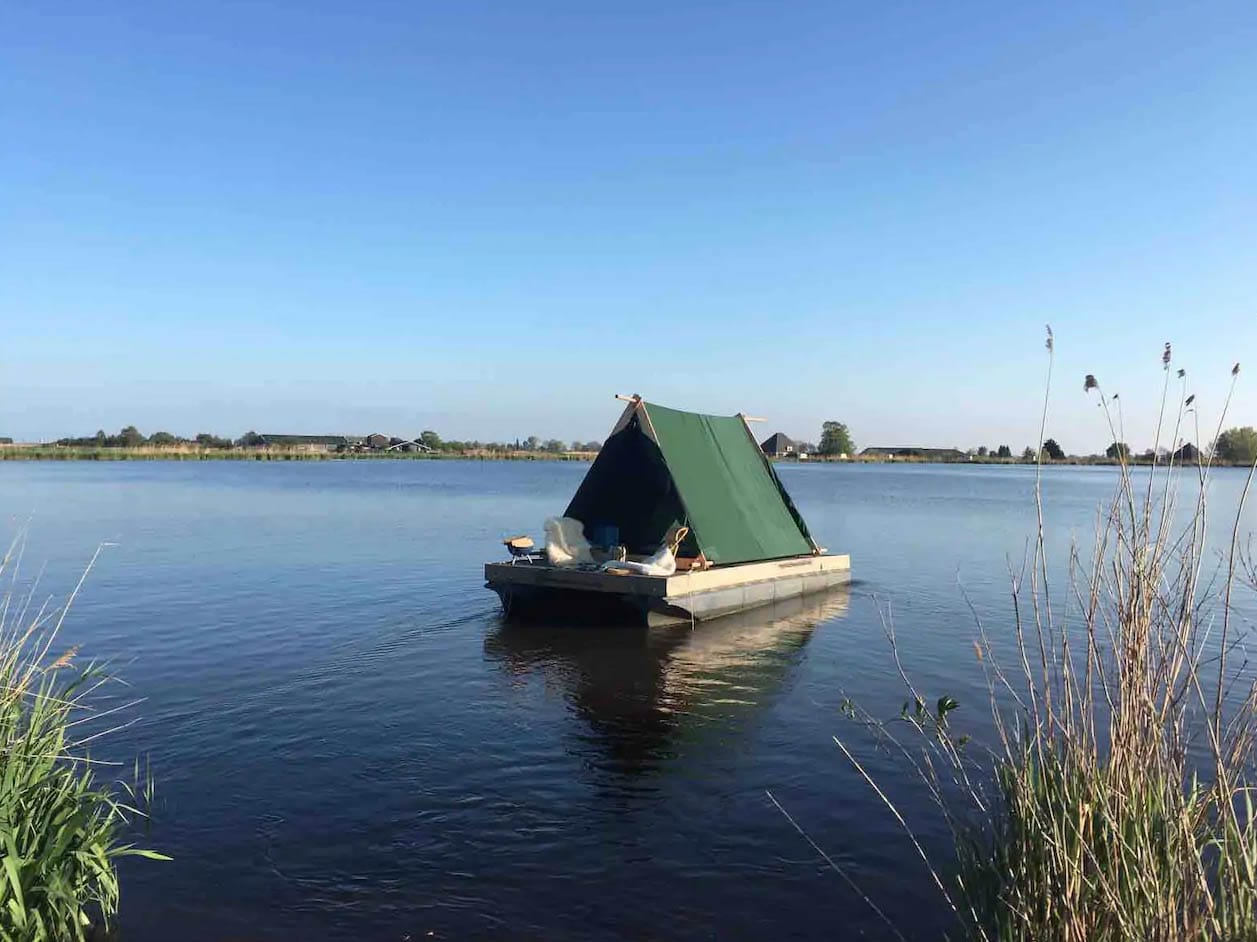 Slapen op het water in een boot1