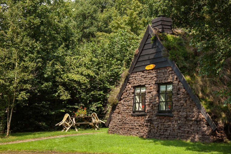 Bijzondere Overnachting Origineel Overnachten Slapen in een plaggenhut en plaggenkeuterij in Drenthe1