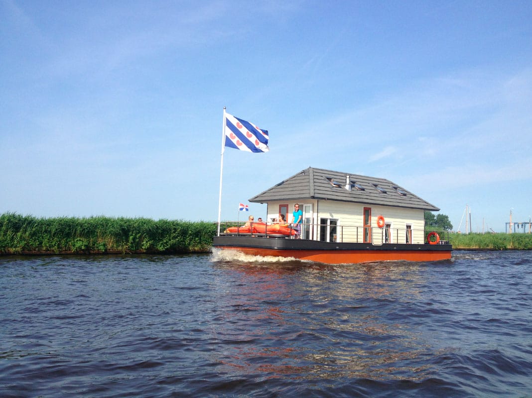 Bijzondere Overnachting Origineel Overnachten Slapen op een woonboot op het Sneekermeer3
