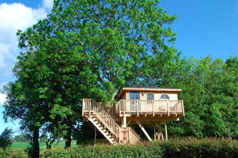Bijzondere Overnachting Slapen in een boomhut Het Kleine Paradijs Friesland1