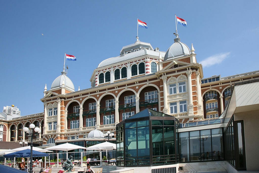 Bijzondere Overnachting aan zee strand Kurhaus Scheveningen Den Haag1