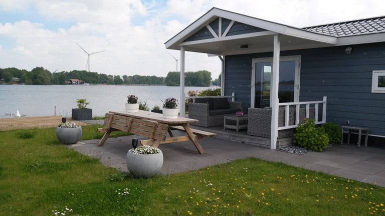 Comfortabel-vakantiehuis-met-veranda-aan-het-Brielse-meer-Camping-Marina-De-Meeuw-2